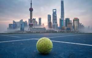 Symbolbild: Hartplatz-Tennis bei Morgendämmerung in Shanghai