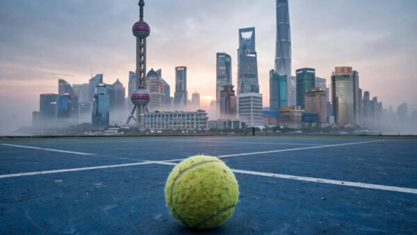 Symbolbild: Hartplatz-Tennis bei Morgendämmerung in Shanghai